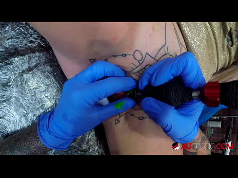 ❤️ Ekstreme tatuita varmulo Sully Savage ricevis tatuon sur sia klitoro ❤❌ Pornvideo ĉe ni % eo.kanalmoscow.ru% ❤